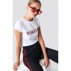 NA-KD T-shirt Darlin' - White. Białe t-shirty damskie NA-KD, z napisami, z okrągłym kołnierzem. Za 60.95 zł.