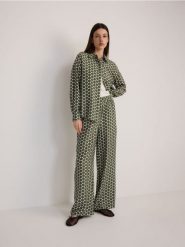 Wzorzysta koszula z wiskozy - ciemnozielony. Zielone koszule damskie Reserved, l, bez wzorów, z tkaniny, bez kołnierzyka, bez ramiączek. W wyprzedaży za 59.99 zł.