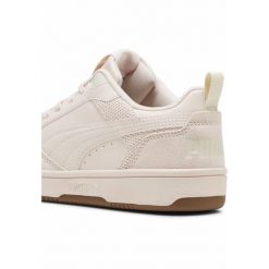 Damskie sneakersy Rebound v6 Low Coquette PUMA Island Pink Alpine Snow White. Białe obuwie sportowe damskie Puma, bez wzorów, trekkingowe. W wyprzedaży za 234.00 zł.
