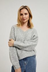 Gładki sweter z dekoltem w serek i ściągaczem szary. Szare swetry damskie MOODO, l, bez wzorów, z poliesteru, bez kołnierzyka, bez ramiączek, bez kaptura. W wyprzedaży za 79.99 zł.