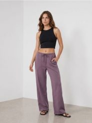 Spodnie dresowe wide leg - fioletowy. Fioletowe spodnie dresowe damskie Sinsay, l, bez wzorów, z dresówki, na fitness i siłownię. Za 39.99 zł.