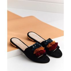 KLAPKI DAMSKIE. Czarne klapki damskie TOP SECRET, bez wzorów, z zamszu, eleganckie, bez obcasa, na płaskiej podeszwie. W wyprzedaży za 29.99 zł.