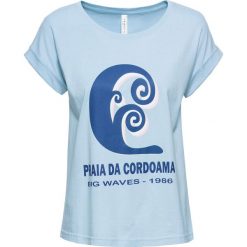 Shirt z nadrukiem bonprix lodowy niebieski z nadrukiem. Bluzki damskie marki bonprix. Za 29.99 zł.