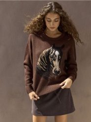 Dzianinowy sweter z motywem konia - brązowy. Brązowe swetry damskie Sinsay, l, bez wzorów, z dzianiny, bez kołnierzyka, bez ramiączek, bez kaptura. Za 59.99 zł.