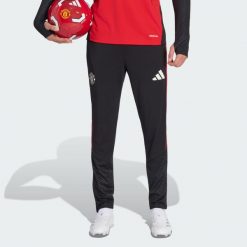 Spodnie treningowe Manchester United 26/27 Tiro. Czarne spodnie sportowe męskie Adidas, l, bez wzorów, z dresówki, do piłki nożnej. Za 351.45 zł.