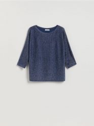 Sweter z metalizowaną nitką - niebieski. Niebieskie swetry damskie Reserved, l, bez wzorów, z wiskozy, bez kołnierzyka, bez ramiączek, bez kaptura. Za 99.99 zł.