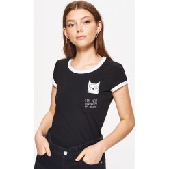 Koszulka z nadrukiem - Czarny. Czarne bluzki damskie Cropp, z nadrukiem. Za 19.99 zł.