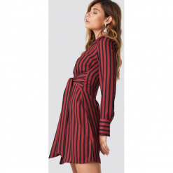 NA-KD Classic Sukienka w paski z wiązaniem - Multicolor. Sukienki damskie marki NA-KD Classic. Za 202.95 zł.