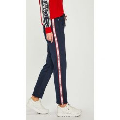Tommy Jeans - Spodnie. Szare jeansy damskie Tommy Jeans. Za 449.90 zł.