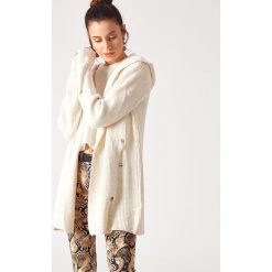 Kardigan w kolorze beżowym. Brązowe kardigany damskie marki Robin. W wyprzedaży za 189.95 zł.