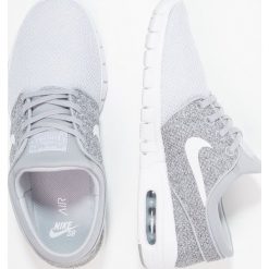 Nike SB STEFAN JANOSKI MAX Tenisówki i Trampki wolf grey/white/dark grey/pure. Trampki męskie Nike SB, z materiału. W wyprzedaży za 399.20 zł.