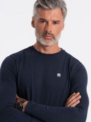 Longsleeve męski z elastanem sygnowany z okrągłym dekoltem - granatowy V2 - Rozmiar: XXL. Niebieskie bluzki z długim rękawem męskie Ombre Clothing, m, bez wzorów, z bawełny, klasyczne, bez kołnierzyka. W wyprzedaży za 79.99 zł.