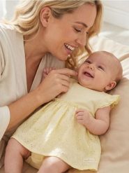 Body sukienka z falbanką i haftowanym dołem - Inny. Sukienki niemowlęce Sinsay, bez wzorów, bez ramiączek. Za 25.99 zł.