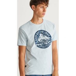 T-shirt z nadrukiem - Niebieski. T-shirty męskie marki Reserved. W wyprzedaży za 24.99 zł.