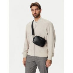 Saszetka Guess. Czarne saszetki męskie Guess, młodzieżowe, małe. Za 284.99 zł.