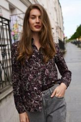 Koszula we wzór paisley burgundowa. Czerwone t-shirty damskie MOODO, s, bez wzorów, z wiskozy, bez kołnierzyka. Za 89.99 zł.