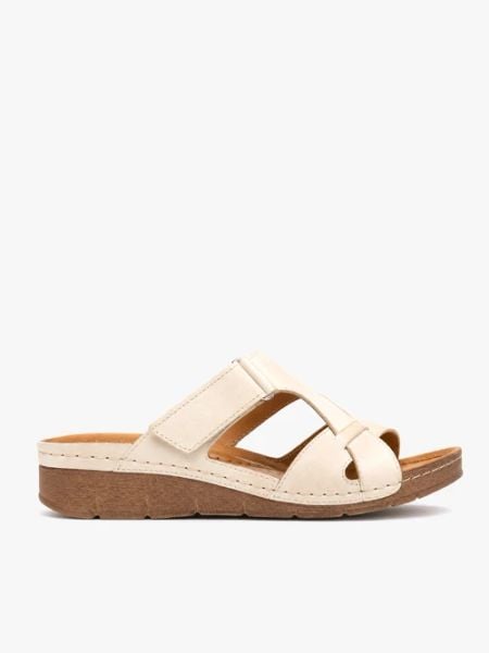 Kremowe klapki z platformą. Brązowe klapki damskie Ryłko, bez wzorów, ze skóry, eleganckie, bez obcasa, na platformie. Za 329.99 zł.