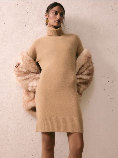 Sukienka z wełną - brązowy. Brązowe sukienki damskie Reserved, l, bez wzorów, z dzianiny, bez kołnierzyka, bez ramiączek. Za 259.99 zł.