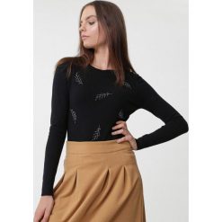 Czarny Sweter Tabitha. Czarne swetry damskie Born2be, l, z aplikacjami, klasyczne, bez kołnierzyka, bez ramiączek, długie, bez kaptura. Za 69.99 zł.