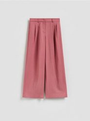 Szerokie spodnie z wiskozą - brudny róż. Czerwone spodnie materiałowe damskie Reserved, l, bez wzorów, z tkaniny. Za 139.99 zł.