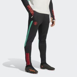 Spodnie do piłki nożnej męskie Adidas Manchester United Tiro 23 Training Pants. Czarne spodnie sportowe męskie Adidas, m, bez wzorów, z dresówki, do biegania. Za 272.55 zł.