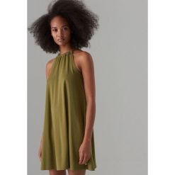 Trapezowa sukienka z dekoltem halter - Khaki. Brązowe sukienki damskie marki Mohito, bez wzorów, bez kołnierzyka, bez ramiączek. Za 99.99 zł.