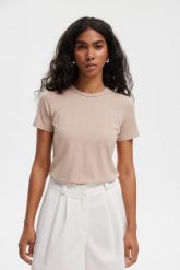 T-SHIRT NINA TAUPE XS - Flawless. T-shirty damskie Flawless, uniwersalny, bez wzorów, z materiału, eleganckie, bez kołnierzyka. Za 229.00 zł.