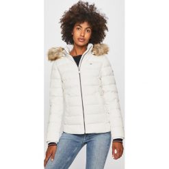 Tommy Jeans - Kurtka puchowa. Zielone kurtki damskie Tommy Jeans, l, bez wzorów, z futra, krótkie, z kapturem. Za 849.90 zł.