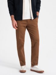 Spodnie męskie chino SLIM FIT z delikatną teksturą - karmelowe V3. Spodnie materiałowe męskie Ombre Clothing, m, bez wzorów, z bawełny. W wyprzedaży za 199.99 zł.