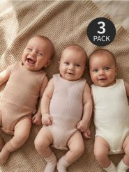 Bawełniane body na ramiączkach 3 pack - szary. Szare body niemowlęce Sinsay, bez wzorów, z bawełny, bez ramiączek. Za 22.99 zł.