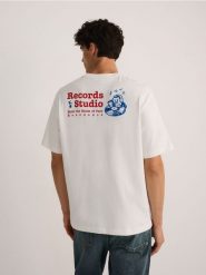 T-shirt relaxed fit z nadrukiem - złamana biel. T-shirty męskie Reserved, l, bez wzorów, z bawełny, bez kołnierzyka. W wyprzedaży za 49.99 zł.