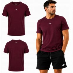 KOSZULKA 4F T-SHIRT MĘSKI BAWEŁNIANY LIMITED EDITION M3947 SS26. Czerwone koszulki sportowe męskie 4f, m, bez wzorów, z bawełny, bez kołnierzyka, bez ramiączek, na fitness i siłownię. Za 54.99 zł.