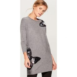 Sweter z aplikacją - Szary. Szare swetry damskie Mohito. Za 119.99 zł.
