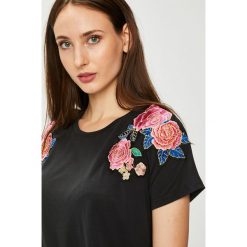 Silvian Heach - Top Alborada. Brązowe topy damskie Silvian Heach, z dzianiny, z włoskim kołnierzykiem, z krótkim rękawem. W wyprzedaży za 219.90 zł.