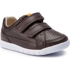 Sneakersy CLARKS - Emery Walk T 261411576 Brown Leather. Brązowe półbuty chłopięce Clarks, bez wzorów, z materiału, bez zapięcia. W wyprzedaży za 159.00 zł.