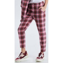 Spodnie chino w kratę - Różowy. Spodnie materiałowe damskie Cropp. Za 89.99 zł.