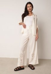 Beżowy Rustykalny Komplet z Bawełną z Ażurowym Wzorem Spodnie i Koszula Anael. Brązowe koszule damskie Born2be, na lato, m, z aplikacjami, z bawełny, eleganckie, bez kołnierzyka, bez ramiączek. Za 149.99 zł.