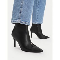 Botki MEXX. Czarne botki damskie Mexx, bez obcasa, na szpilce, bez zapięcia. Za 449.99 zł.