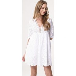 Biała Sukienka Like Fully. Białe sukienki damskie Born2be, na co dzień, m, bez wzorów, z jeansu, eleganckie, bez kołnierzyka, bez ramiączek, mini, proste. Za 59.99 zł.