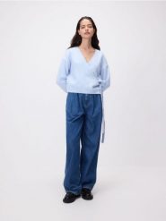 Sweter z wiązaniem - jasnoniebieski. Niebieskie swetry damskie Reserved, l, bez wzorów, z dzianiny, bez kołnierzyka, bez ramiączek, bez kaptura. Za 139.99 zł.