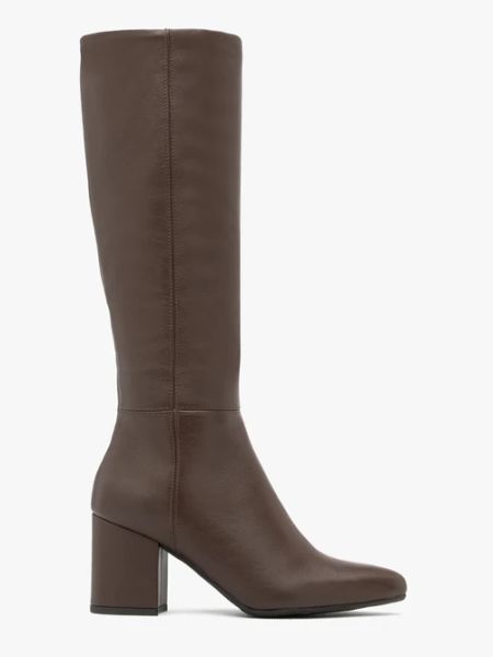 Brązowe kozaki z wąską cholewką. Brązowe kozaki damskie Ryłko, ze skóry, bez obcasa, na słupku. Za 749.99 zł.