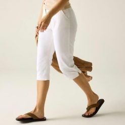 Damskie spodnie Bayletta Capri. Białe szorty sportowe damskie Regatta, bez wzorów, z bawełny, sportowe, trekkingowe. W wyprzedaży za 252.50 zł.