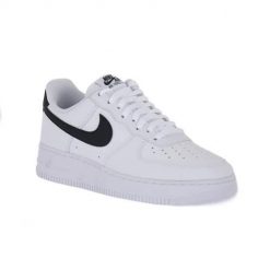 Buty do chodzenia męskie Nike Air Force 1 07. Białe buty sportowe męskie Nike, z gumy, bez zapięcia, trekkingowe, Nike Air Force. Za 529.99 zł.