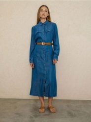 Koszulowa sukienka midi z lyocellu z paskiem - niebieski. Niebieskie sukienki damskie Sinsay, l, bez wzorów, z lyocellu, bez kołnierzyka, bez ramiączek, midi, koszulowe. Za 79.99 zł.