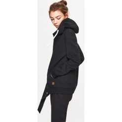 Zapinana bluza z kapturem - Czarny. Bluzy damskie marki Cropp. W wyprzedaży za 39.99 zł.