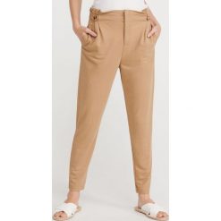 Spodnie z zakładkami - Beżowy. Brązowe spodnie materiałowe damskie Reserved, m, bez wzorów. W wyprzedaży za 49.99 zł.