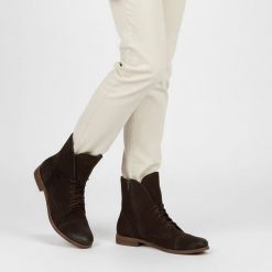 Botki damskie Armodo, skórzane za kostkę na płaskim obcasie i zapinane na zamek, czekolada, 4600. Brązowe kozaki damskie Armodo, z weluru, za kostkę, bez obcasa, na płaskiej podeszwie. Za 356.99 zł.