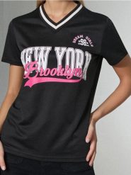 Koszulka z napisem w stylu akademickim - czarny. Czarne t-shirty damskie Sinsay, l, bez wzorów, bez kołnierzyka. Za 35.99 zł.