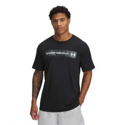 Koszulka Under Armour Camo Chest Stripe. Czarne koszulki sportowe męskie Under Armour, m, bez wzorów, z materiału, bez kołnierzyka, bez ramiączek, na fitness i siłownię. Za 157.60 zł.
