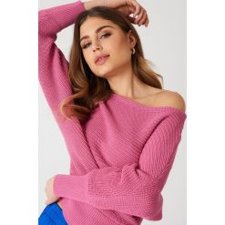 NA-KD Dzianinowy sweter z odkrytymi ramionami - Pink. Swetry damskie marki NA-KD. Za 121.95 zł.